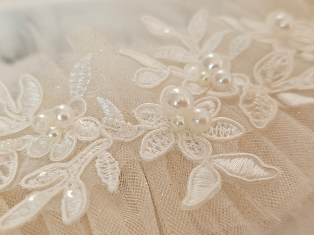 Kolekcja Pearls.Podwiązka z tiulu z koronką i perłami