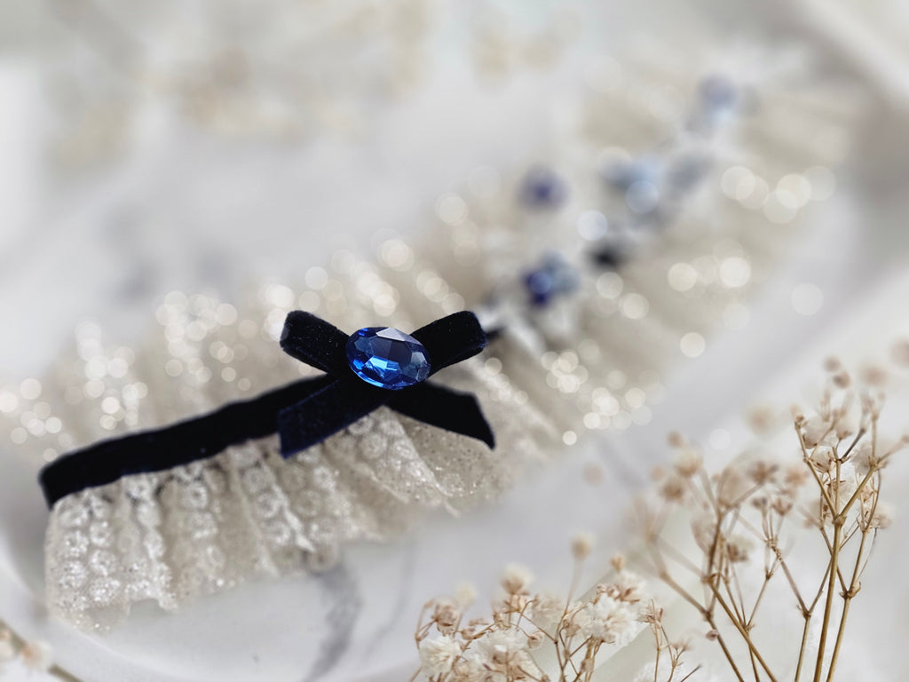 Przepiękna podwiązka ślubna  z tiulu włoskiego w kolorze złota oraz diamentem