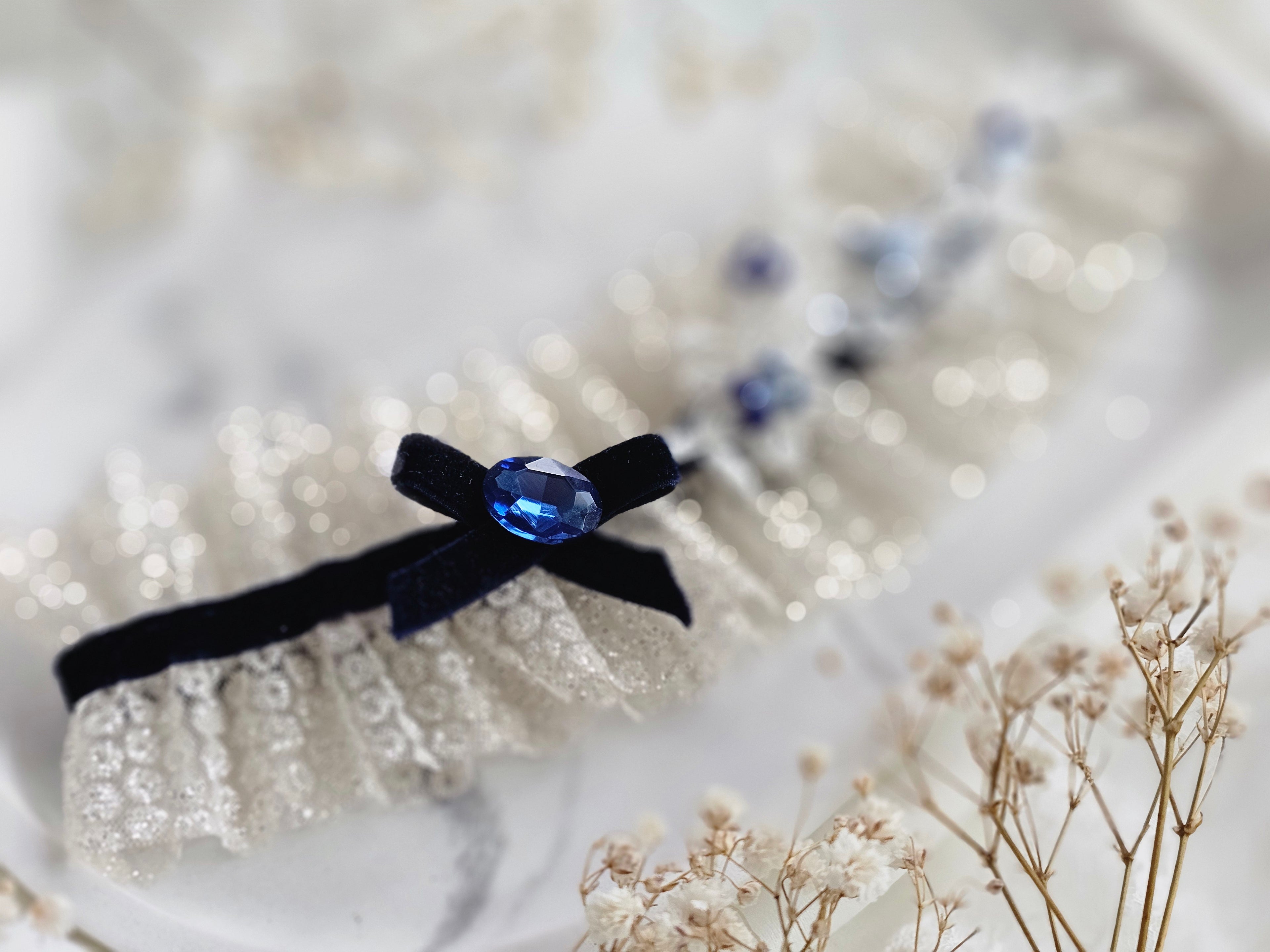 Przepiękna podwiązka ślubna  z tiulu włoskiego w kolorze złota oraz diamentem