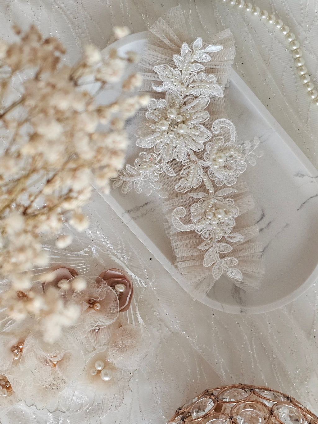 Podwiązka ślubna z kolekcji Pearls z aplikacją koronkową z pereł