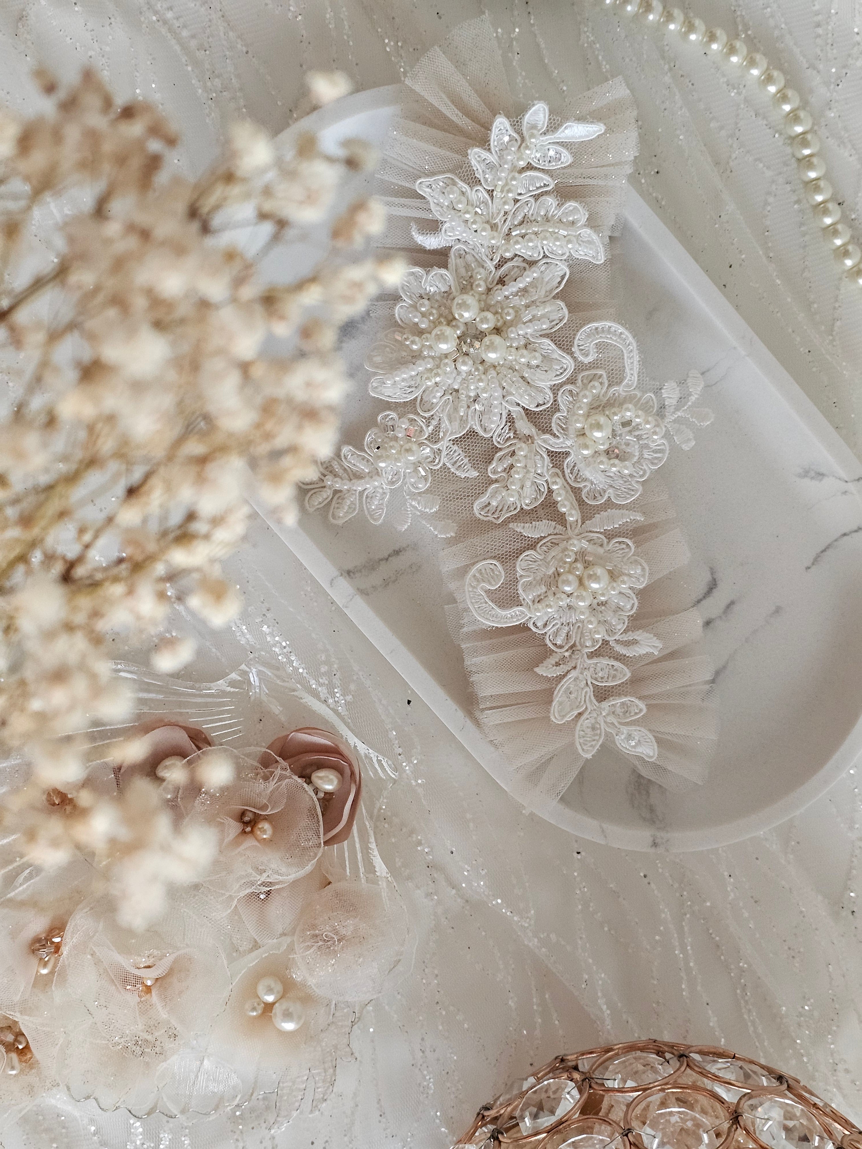 Podwiązka ślubna z kolekcji Pearls z aplikacją koronkową z pereł