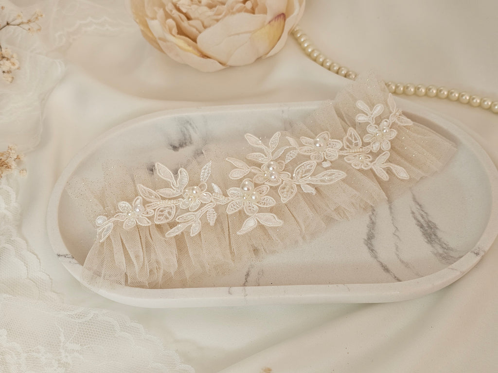 Kolekcja Pearls.Podwiązka z tiulu z koronką i perłami