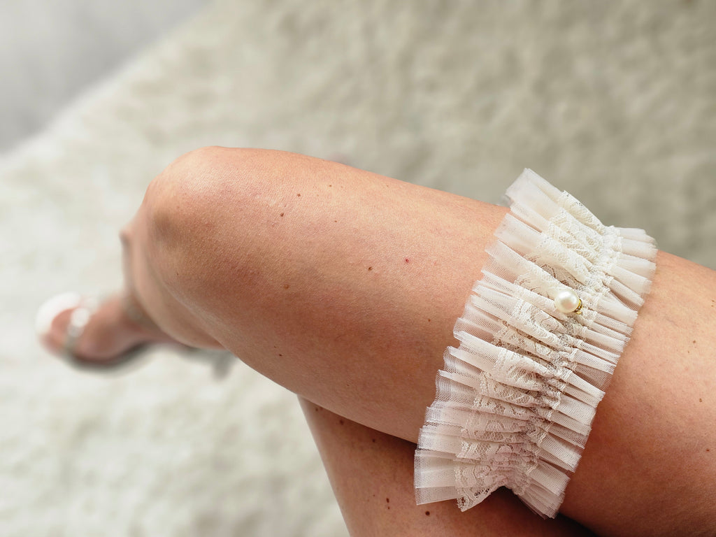 Romantyczna Podwiązka ślubna z najnowszej kolekcji PEARLS - najmodniejszym w tym sezonie ślubnym