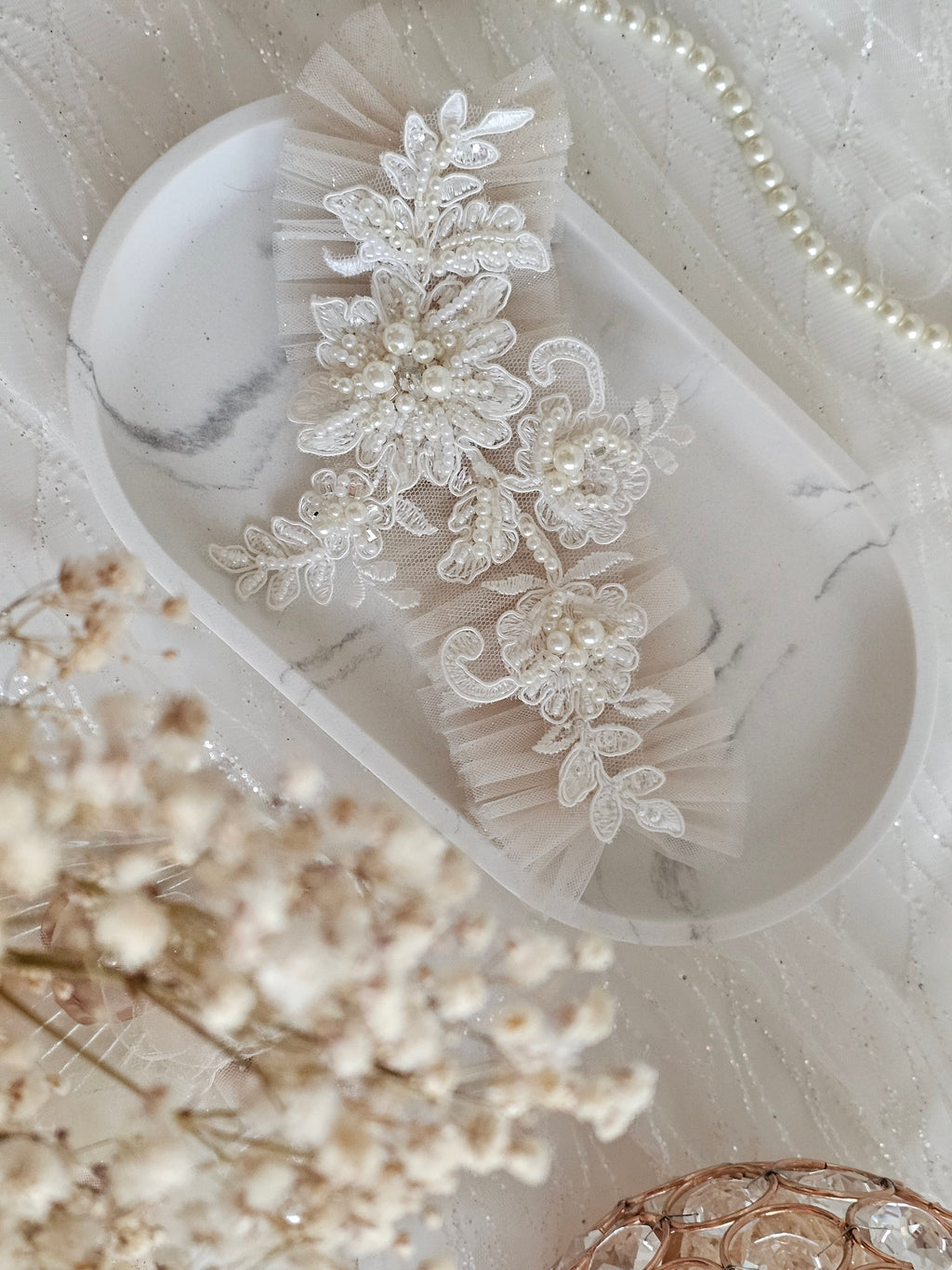 Podwiązka ślubna z kolekcji Pearls z aplikacją koronkową z pereł