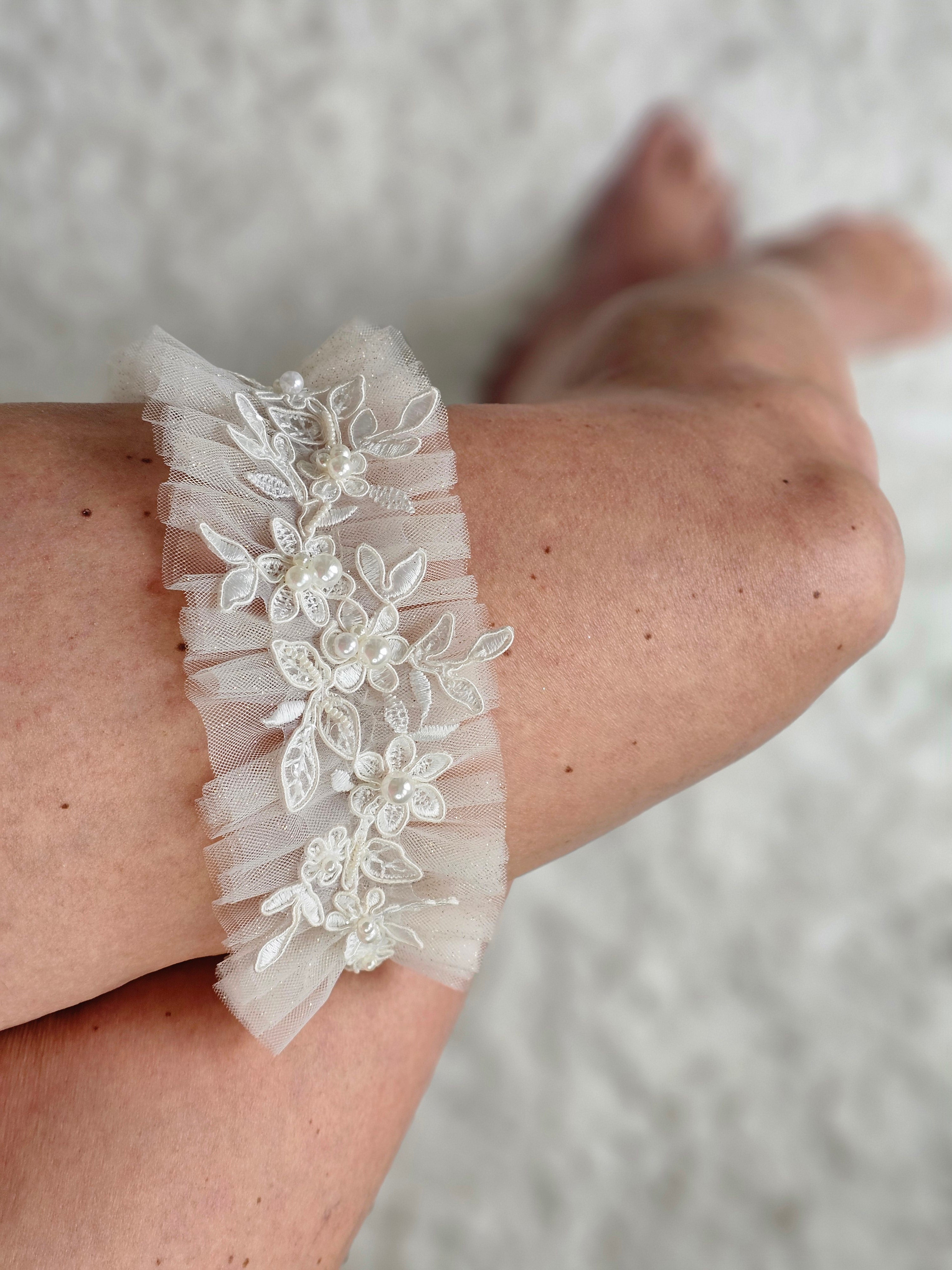 Podwiązka z tiulu z koronką i perłami