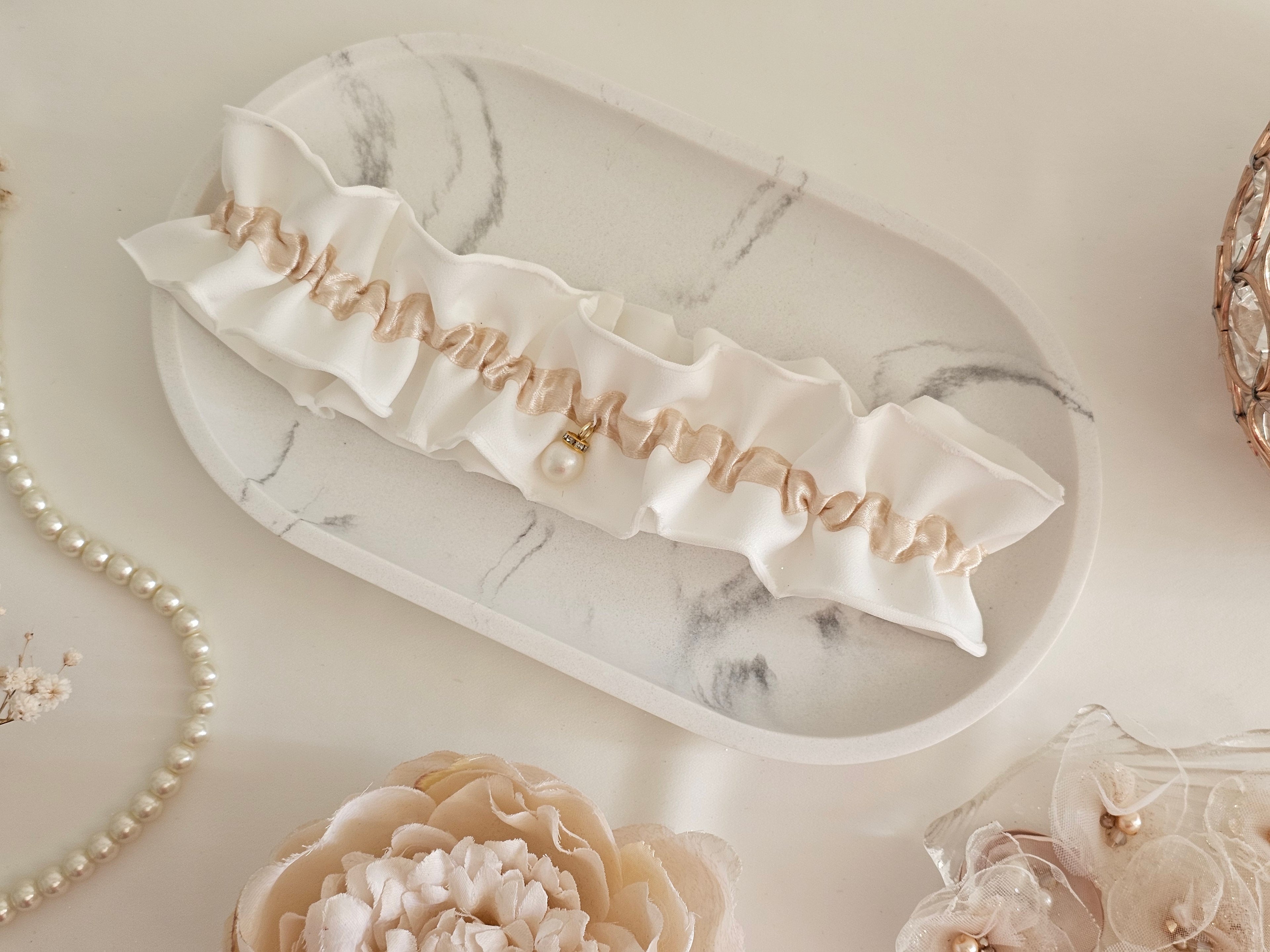 Podwiązka ślubna z kolekcji PEARLS z satyny z dodatkiem szampańskiej wstążki i perły